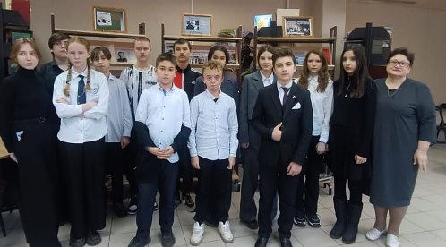 Выставка «Писатели-фронтовики» вызывает интерес у всех читателей