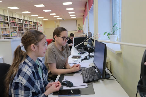 занятие на компьютерных курсах в библиотеке №18