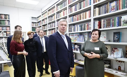 губернатор А.Ю. Русских в 24-й библиотеке
