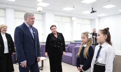 Губернатор А.Ю. Руских инспектирует обновленную библиотеку